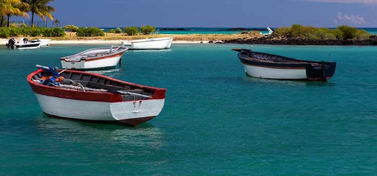 Barques traditionnelles dans un lagon turquoise de l'île Maurice