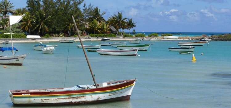 Barques de pêcheurs dans le lagon de Cap Malheureux face au Coin de Mire, île Maurice