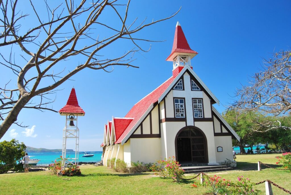 Église Notre-Dame Auxiliatrice au toit rouge à Cap Malheureux, île Maurice