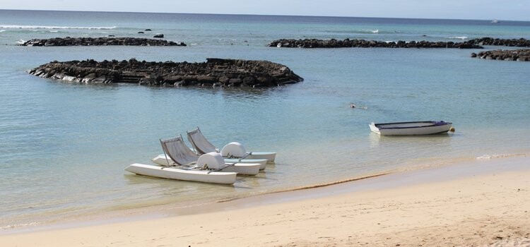 Pédalos et lagon calme sur la plage de Flic en Flac, côte ouest de l'île Maurice
