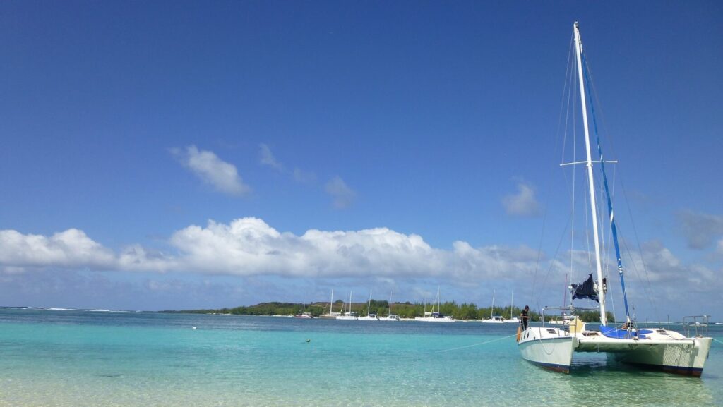 Catamaran amarré dans le lagon turquoise de l'île Maurice en juillet
