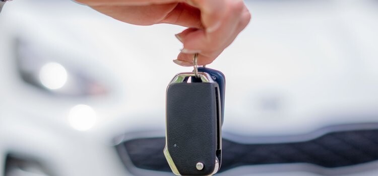 Remise des clés d’une voiture de location à l’île Maurice