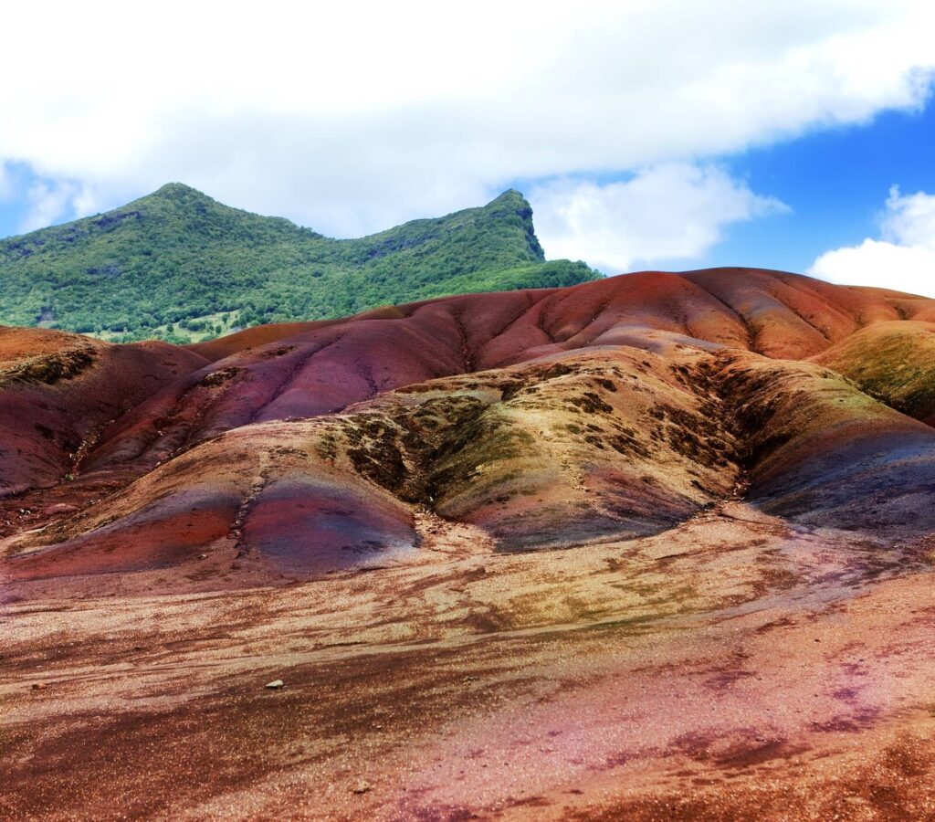 Terre des sept couleurs de Chamarel, dunes ocre et violettes devant les montagnes du sud-ouest de l’île Maurice