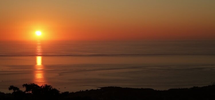 Coucher de soleil sur le lagon et la barrière de corail de la côte ouest de l’île Maurice