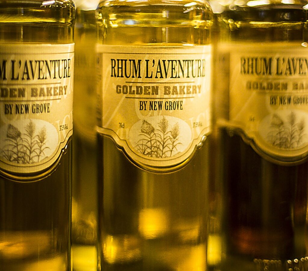 Bouteilles de rhum Golden Bakery by New Grove alignées dans la boutique de L’Aventure du Sucre, à l’île Maurice