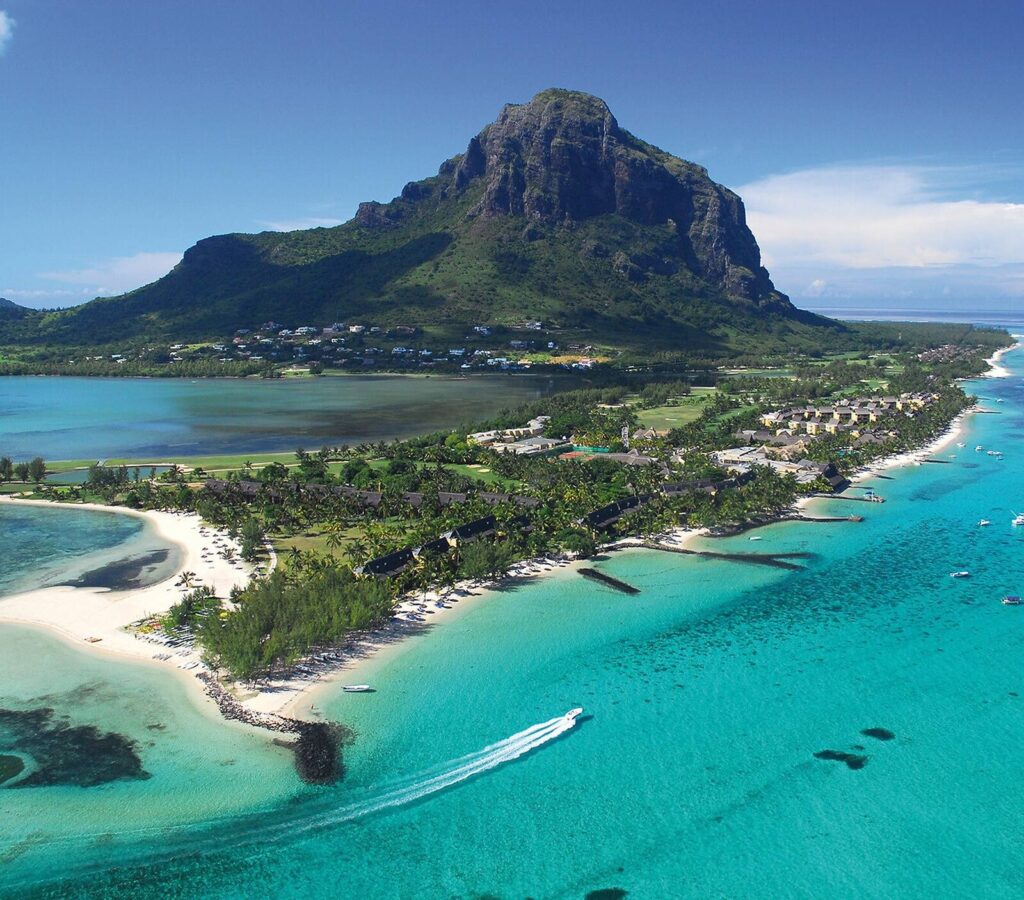 Le Morne Brabant et le lagon turquoise de l’île Maurice sous un ciel dégagé