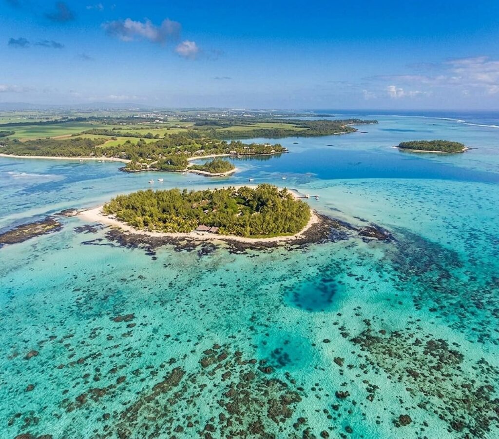 Vue aérienne du parc marin de Blue Bay, de son îlot boisé et du lagon corallien au sud-est de l’île Maurice